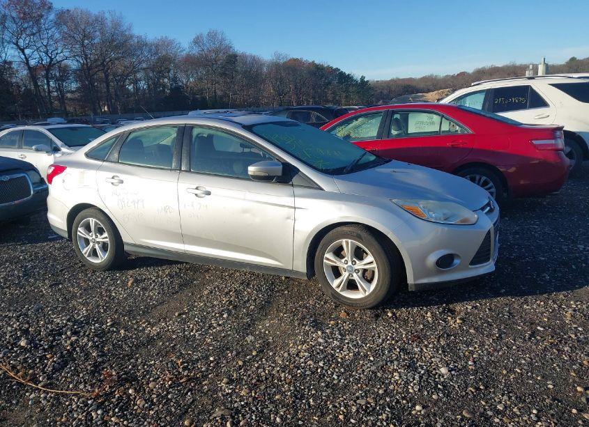 2013 Ford Focus SE (VIN 1FADP3F22DL271871) main photo