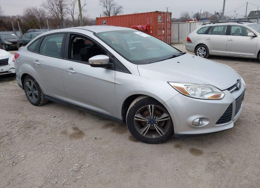 2014 Ford Focus SE (VIN 1FADP3F22EL104492) main photo