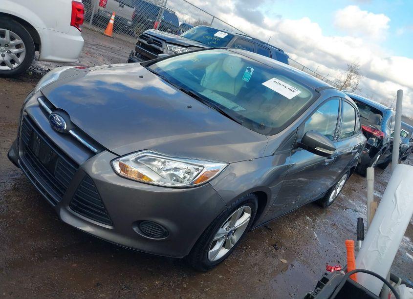 Photo 2 of 2014 Ford Focus SE (VIN 1FADP3F22EL115847)