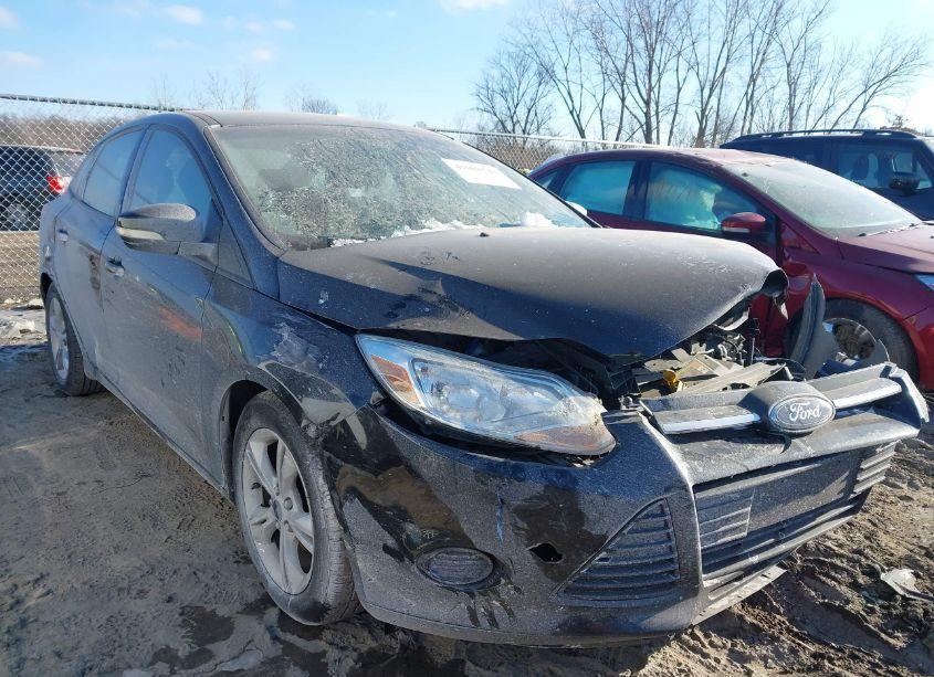 2014 Ford Focus SE (VIN 1FADP3F22EL122183) main photo