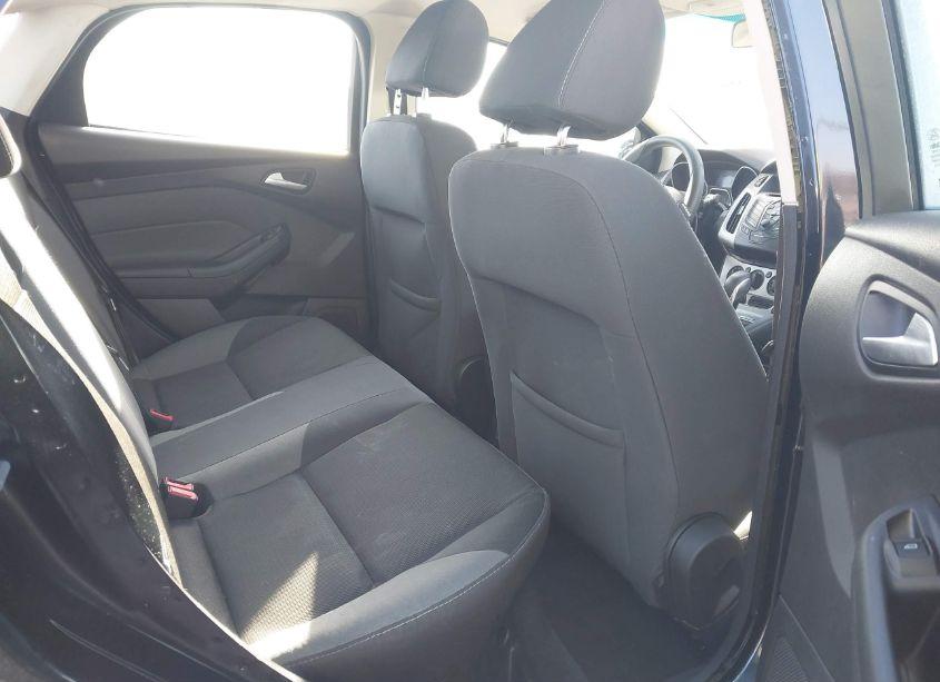 Photo 8 of 2014 Ford Focus SE (VIN 1FADP3F22EL122183)