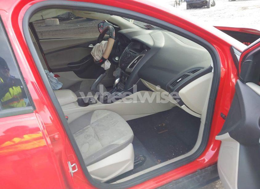 Photo 5 of 2014 Ford Focus SE (VIN 1FADP3F22EL152378)