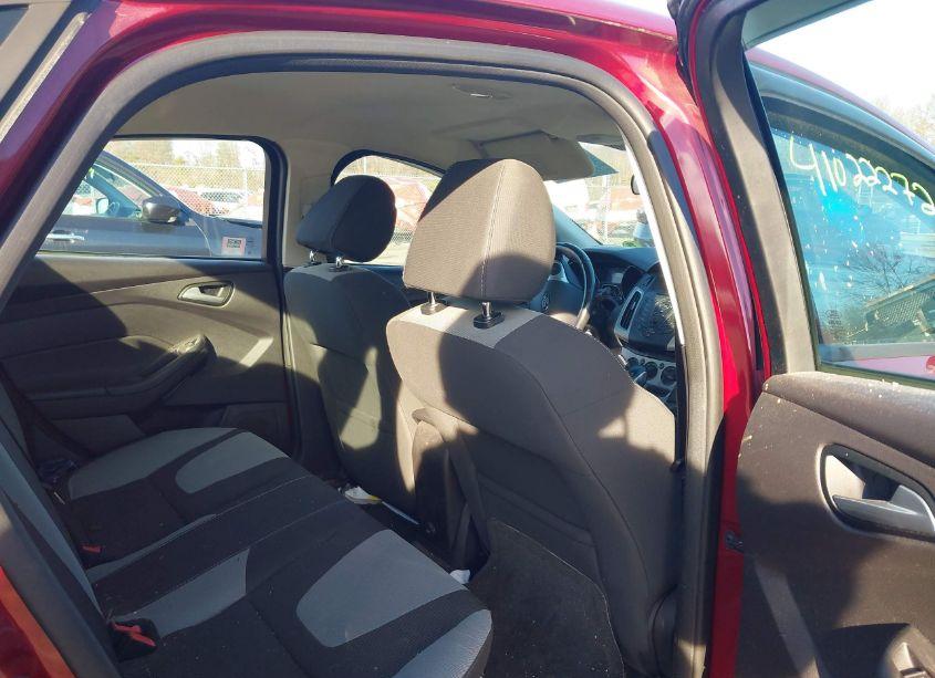 Photo 8 of 2014 Ford Focus SE (VIN 1FADP3F22EL164546)