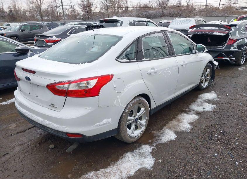 Photo 4 of 2014 Ford Focus SE (VIN 1FADP3F22EL193576)