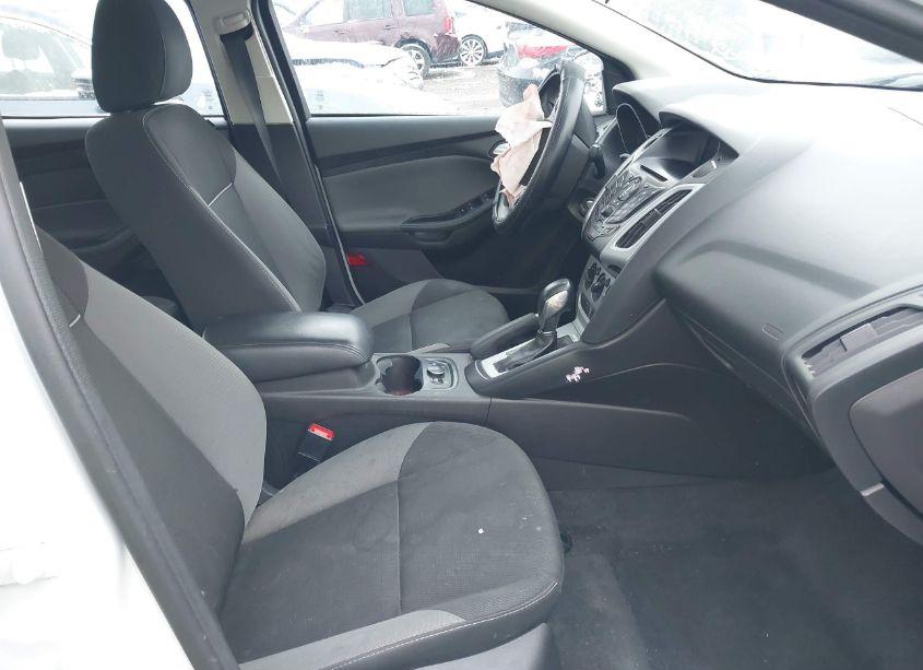 Photo 5 of 2014 Ford Focus SE (VIN 1FADP3F22EL193576)