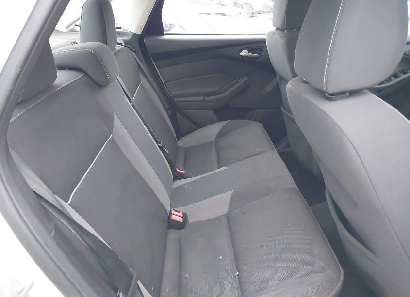 Photo 8 of 2014 Ford Focus SE (VIN 1FADP3F22EL193576)