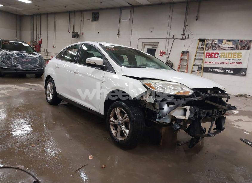2014 Ford Focus SE (VIN 1FADP3F22EL260399) main photo