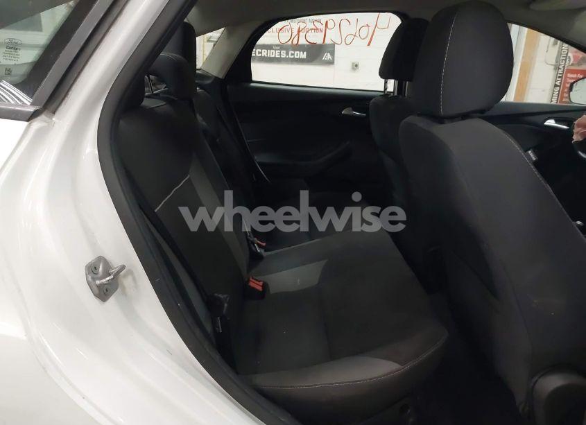 Photo 8 of 2014 Ford Focus SE (VIN 1FADP3F22EL260399)