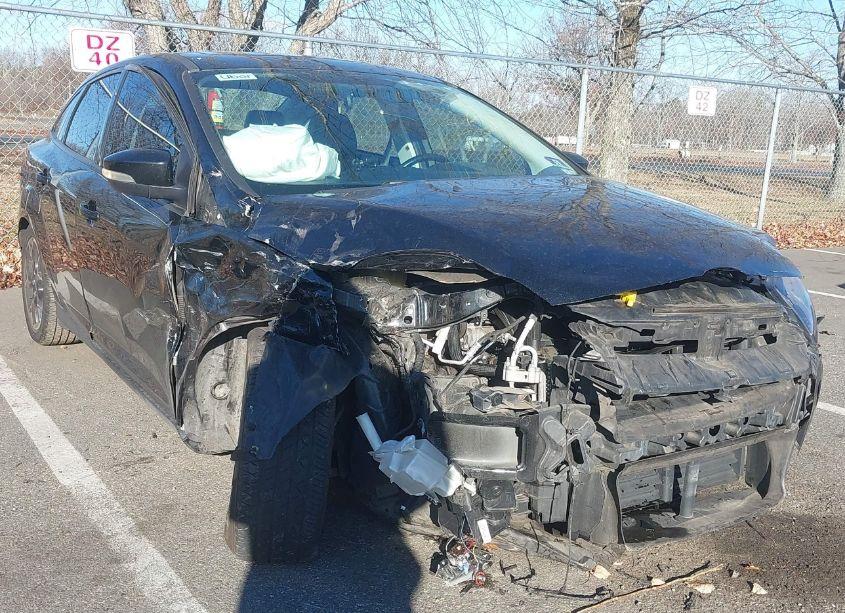 2014 Ford Focus SE (VIN 1FADP3F22EL267966) main photo