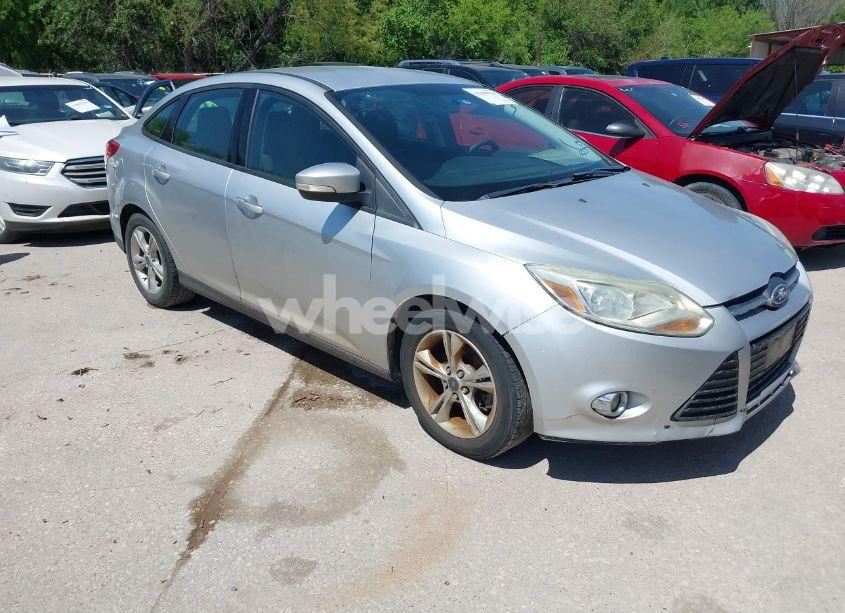 2014 Ford Focus SE (VIN 1FADP3F22EL295718) main photo