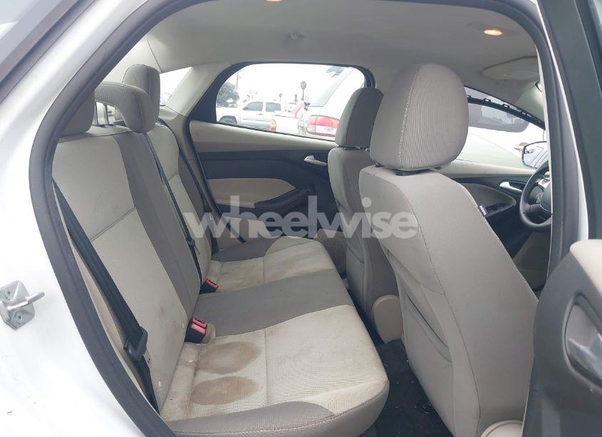 Photo 8 of 2014 Ford Focus SE (VIN 1FADP3F22EL305907)