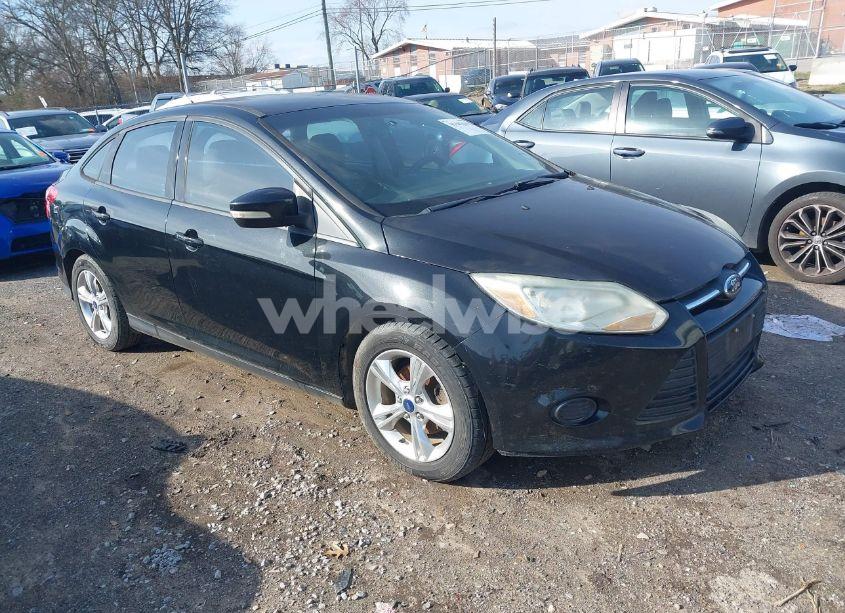 2014 Ford Focus SE (VIN 1FADP3F22EL348661) main photo