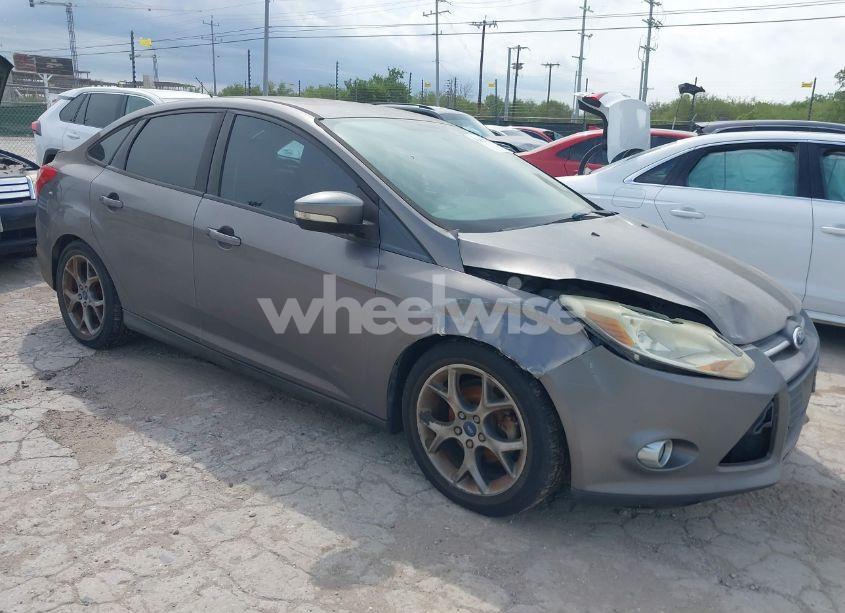 2014 Ford Focus SE (VIN 1FADP3F22EL373074) main photo