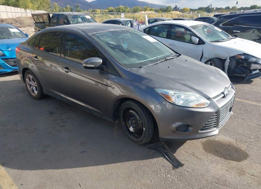 2014 Ford Focus SE (VIN 1FADP3F22EL381871) main photo