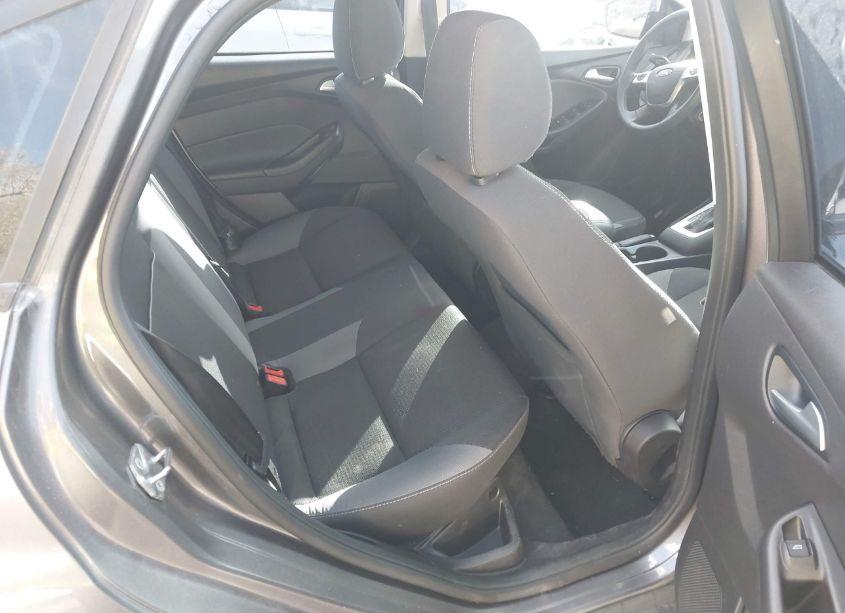 Photo 8 of 2014 Ford Focus SE (VIN 1FADP3F22EL381871)