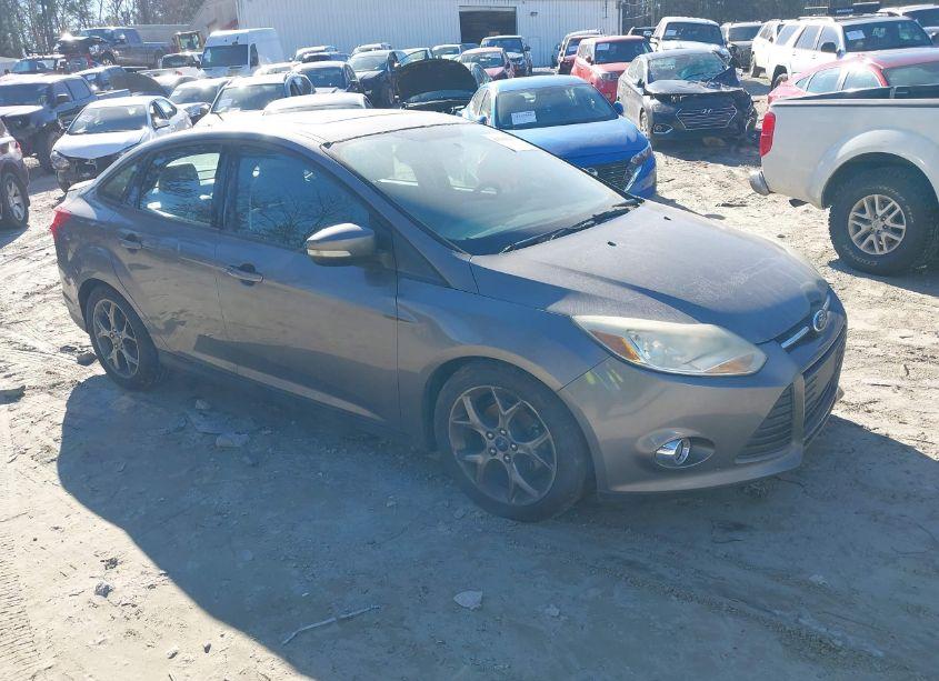 2014 Ford Focus SE (VIN 1FADP3F22EL387590) main photo