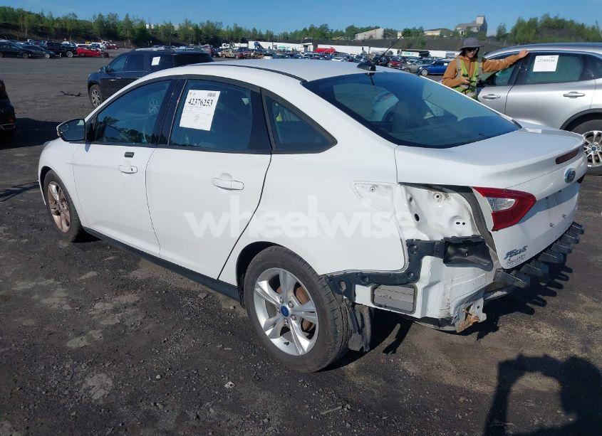 Photo 3 of 2014 Ford Focus SE (VIN 1FADP3F22EL404484)