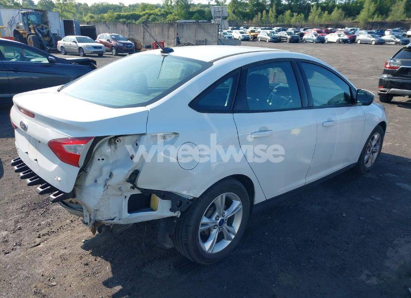 Photo 4 of 2014 Ford Focus SE (VIN 1FADP3F22EL404484)