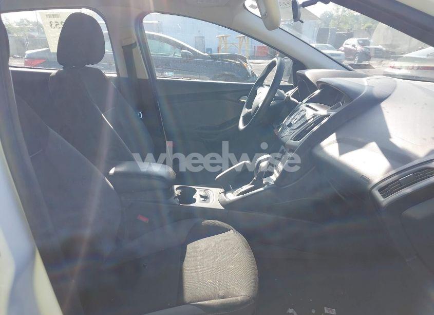 Photo 5 of 2014 Ford Focus SE (VIN 1FADP3F22EL404484)