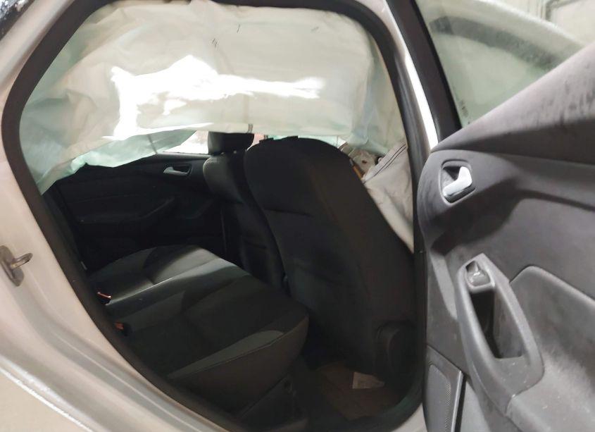 Photo 8 of 2014 Ford Focus SE (VIN 1FADP3F22EL418059)