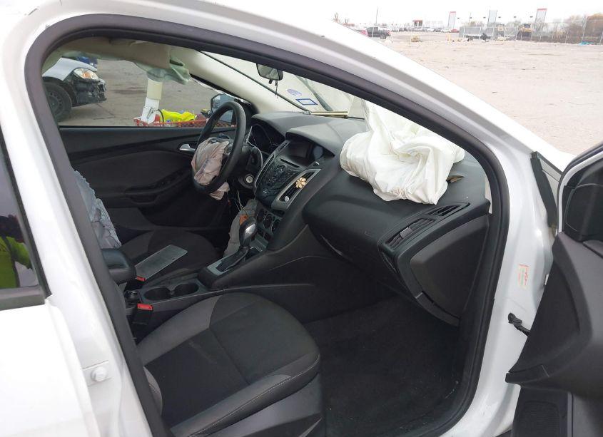 Photo 5 of 2014 Ford Focus SE (VIN 1FADP3F22EL430339)