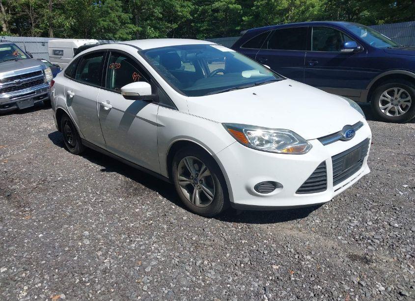 2014 Ford Focus SE (VIN 1FADP3F22EL446444) main photo