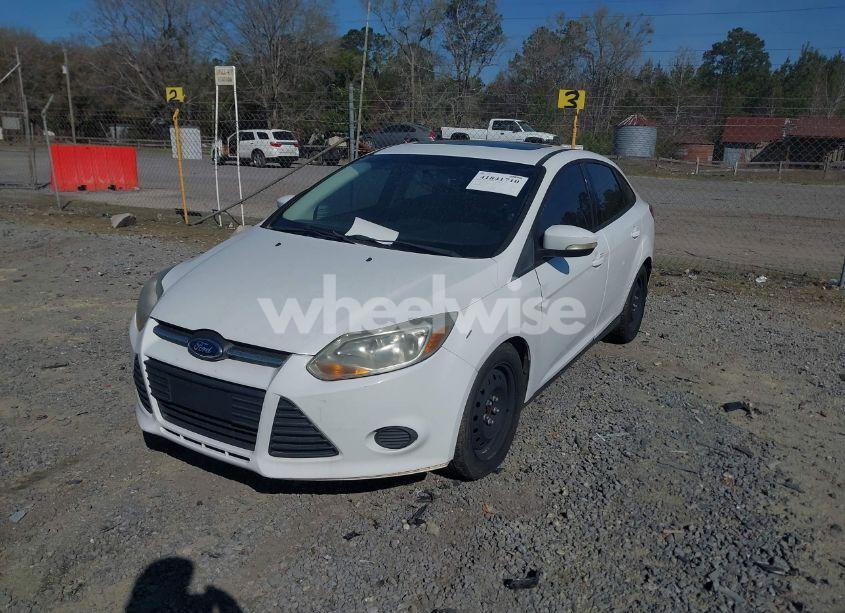 Photo 2 of 2014 Ford Focus SE (VIN 1FADP3F22EL458299)