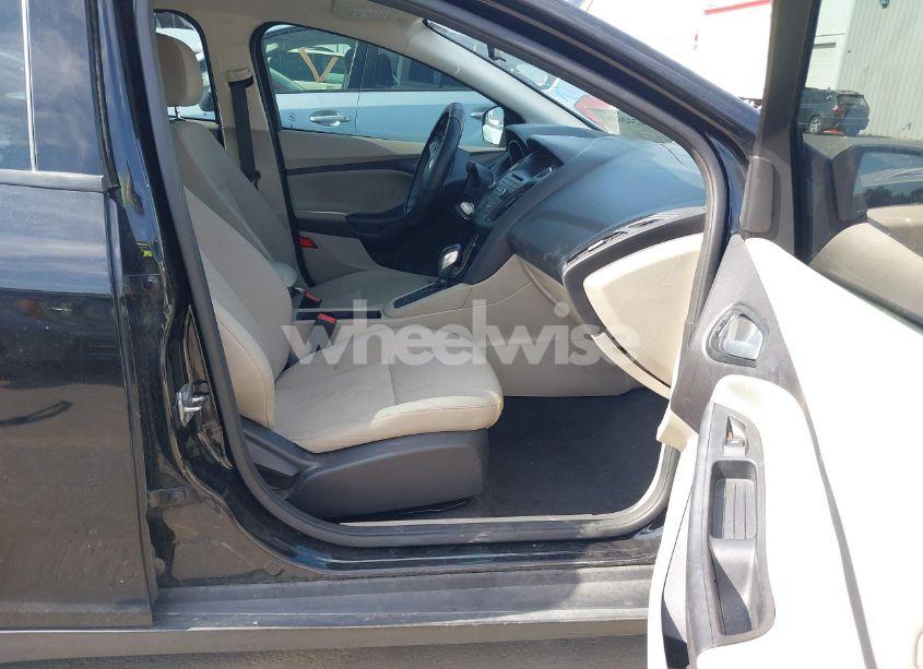 Photo 5 of 2015 Ford Focus SE (VIN 1FADP3F22FL202570)