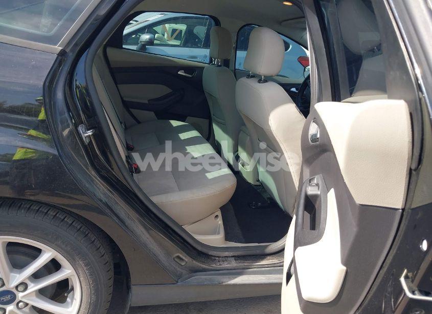 Photo 8 of 2015 Ford Focus SE (VIN 1FADP3F22FL202570)