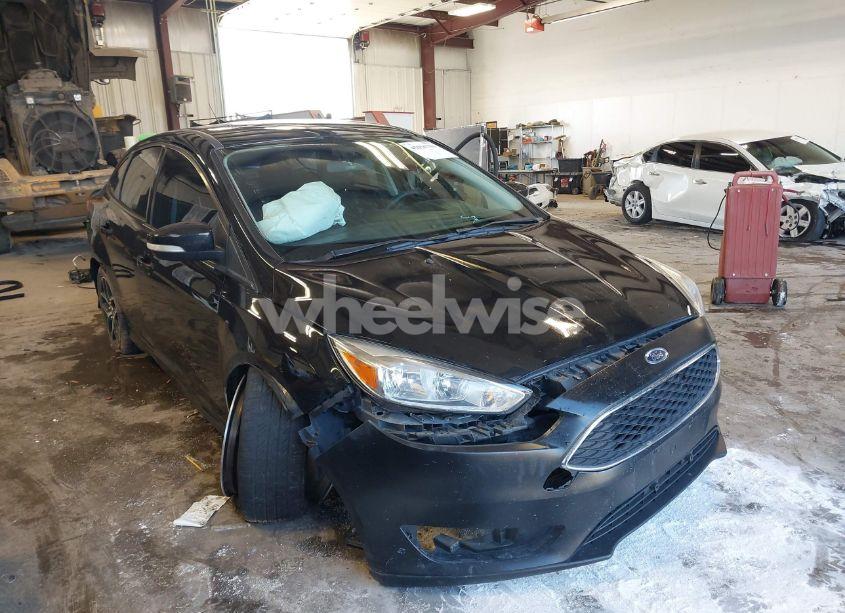 2015 Ford Focus SE (VIN 1FADP3F22FL211401) main photo