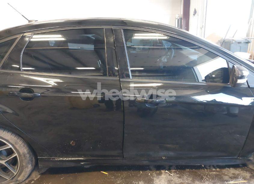 Photo 14 of 2015 Ford Focus SE (VIN 1FADP3F22FL211401)