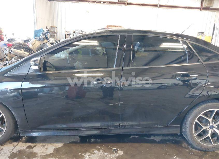 Photo 15 of 2015 Ford Focus SE (VIN 1FADP3F22FL211401)