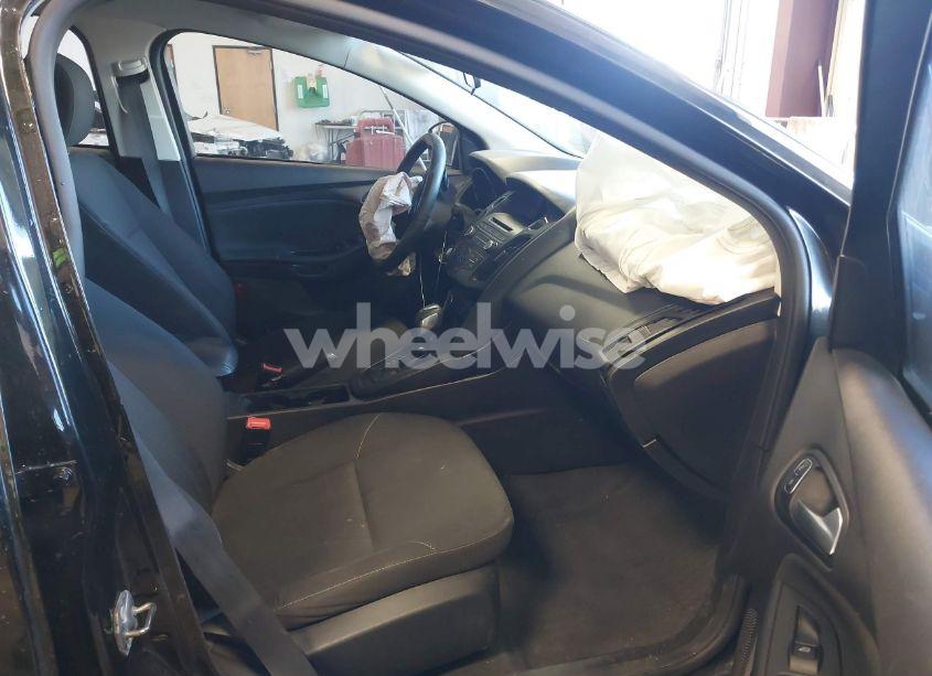 Photo 5 of 2015 Ford Focus SE (VIN 1FADP3F22FL211401)
