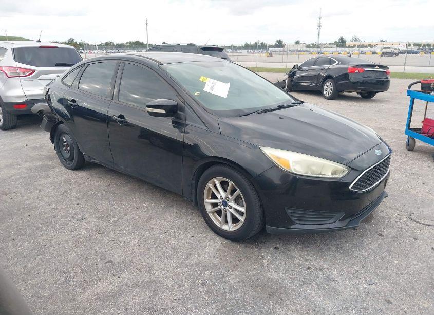2015 Ford Focus SE (VIN 1FADP3F22FL259738) main photo