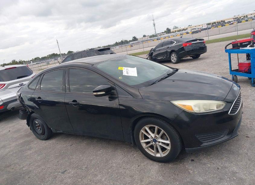 Photo 13 of 2015 Ford Focus SE (VIN 1FADP3F22FL259738)