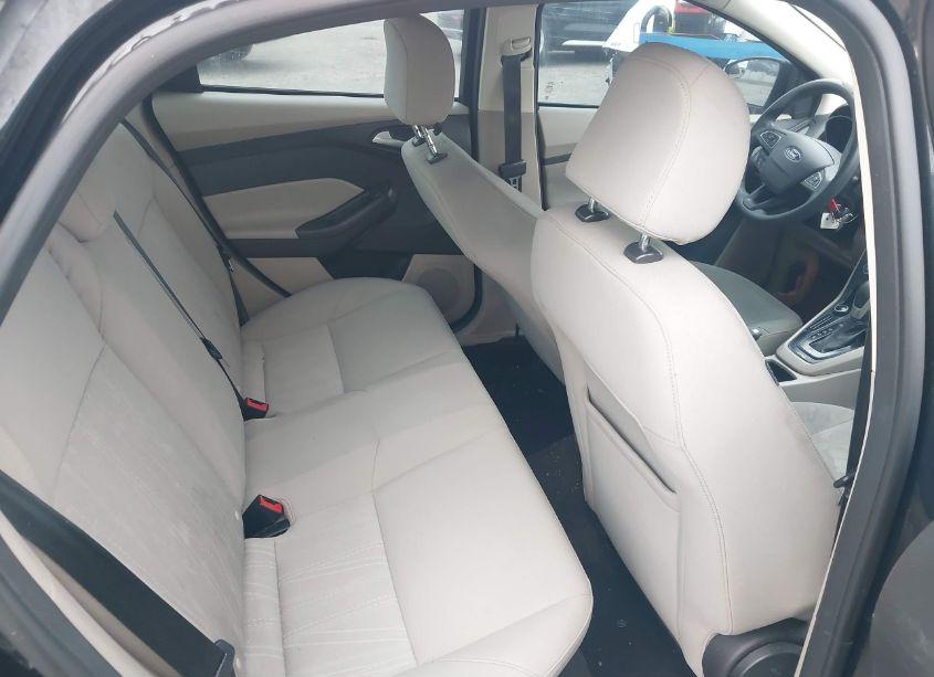Photo 8 of 2015 Ford Focus SE (VIN 1FADP3F22FL259738)