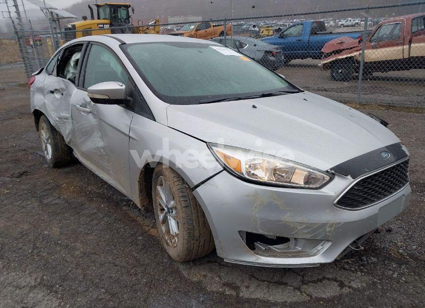 2015 Ford Focus SE (VIN 1FADP3F22FL260422) main photo