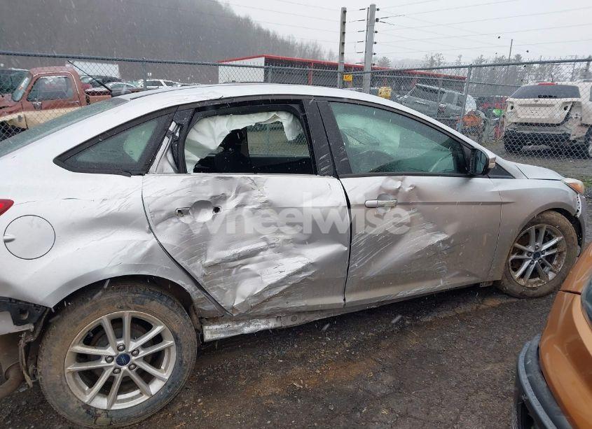 Photo 13 of 2015 Ford Focus SE (VIN 1FADP3F22FL260422)