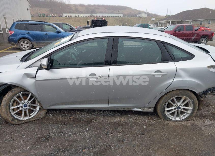 Photo 14 of 2015 Ford Focus SE (VIN 1FADP3F22FL260422)