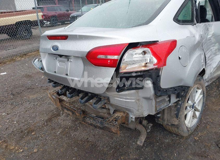 Photo 17 of 2015 Ford Focus SE (VIN 1FADP3F22FL260422)