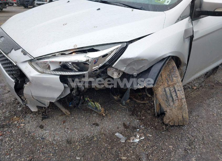 Photo 19 of 2015 Ford Focus SE (VIN 1FADP3F22FL260422)