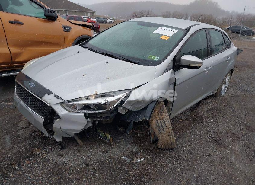 Photo 2 of 2015 Ford Focus SE (VIN 1FADP3F22FL260422)