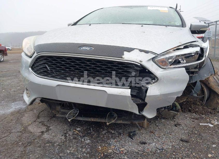 Photo 20 of 2015 Ford Focus SE (VIN 1FADP3F22FL260422)