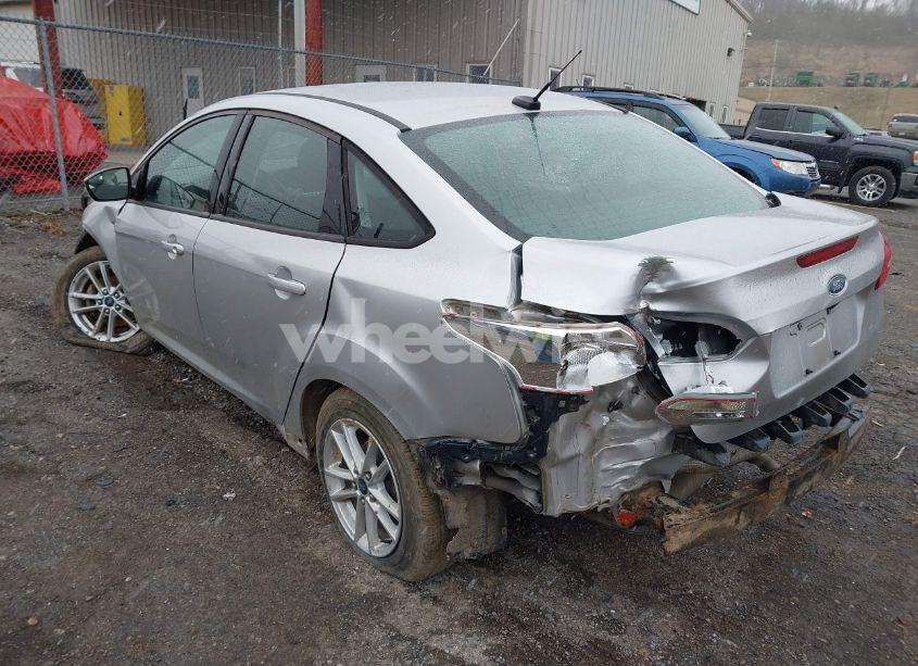 Photo 3 of 2015 Ford Focus SE (VIN 1FADP3F22FL260422)