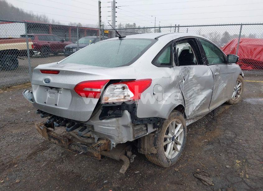 Photo 4 of 2015 Ford Focus SE (VIN 1FADP3F22FL260422)