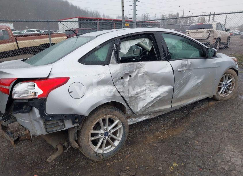 Photo 6 of 2015 Ford Focus SE (VIN 1FADP3F22FL260422)