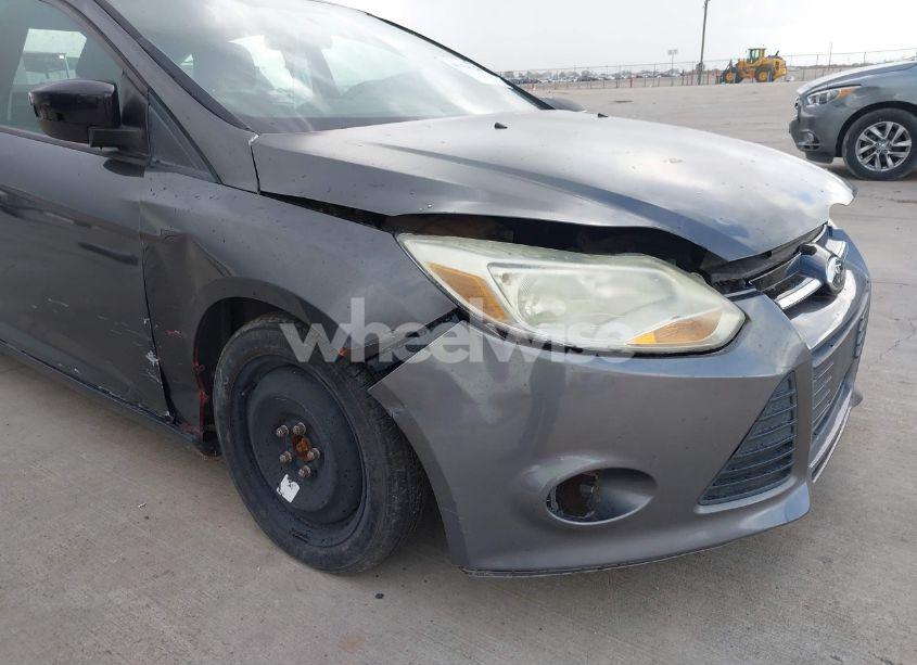 Photo 12 of 2015 Ford Focus SE (VIN 1FADP3F22FL270318)