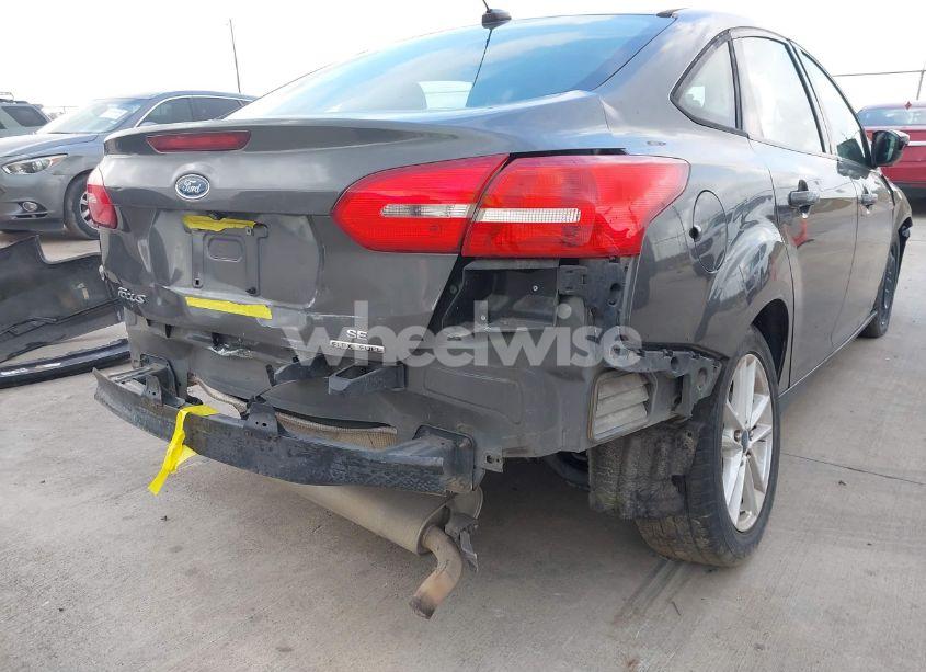 Photo 6 of 2015 Ford Focus SE (VIN 1FADP3F22FL270318)