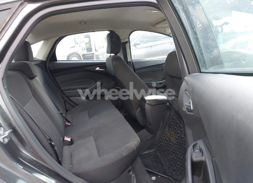 Photo 8 of 2015 Ford Focus SE (VIN 1FADP3F22FL270318)