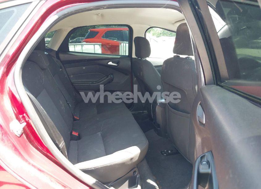 Photo 8 of 2015 Ford Focus SE (VIN 1FADP3F22FL275602)